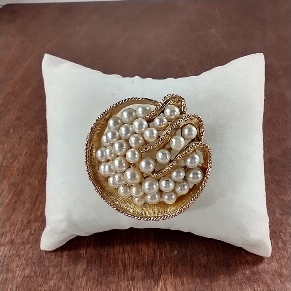 Vintage Brooch faux pearls ART video
